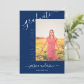 Einfache Kalligrafie Navy Blue Abschluss 2 Foto Einladung (Stehend Vorderseite)