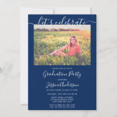 Einfache Kalligrafie Navy Blue Abschluss 2 Foto Einladung (Rückseite)