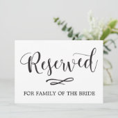 Einfache Kalligrafie reserviert Sitzhochzeitzeiche Einladung (Stehend Vorderseite)