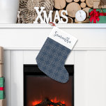 Einfache Kalligrafie Script Navy Silver Snowflakes Kleiner Weihnachtsstrumpf<br><div class="desc">Dieses Design zeichnet sich durch ein niedliches,  elegantes,  stylisches Weihnachtsgeschenk-Drehbuch Weihnachten Strumpf mit einem marineblau-silbernen Schneeflockenmuster,  ein rustikales Bauernland whimsical,  minimalistisch klassisch klassisch klassisch,  elegant Vintag rustikal Stil,  altmodisches zeitloses Urlaubsdesign,  Weihnachtsferien-Wohngestaltung,  individueller personalisierter Weihnachts-Weihnachtsgeschenk-Geschenk-Idee,  kreatives Weihnachtsgeschenk</div>