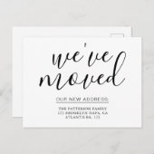 Einfache Kalligraphie Wir haben das Haus verlegt Ankündigungspostkarte (Vorne/Hinten)