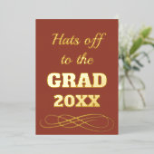 Einfache Klasse Terracotta Hats Off to Grad Folieneinladung (Stehend vorne)