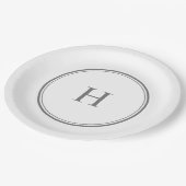 Einfache klassische graue Monogramm auf Weiß Pappteller (Schrägansicht)