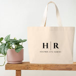 Einfache klassische Hochzeitstil-Minimal Jumbo Stoffbeutel<br><div class="desc">Einfach klassische, schlichte Minimal Große Tote Tasche für die Hochzeit, der Inbegriff von Eleganz und Stil. Personalisiert mit Ihrem einzigartigen Hochzeitsmonogramm und einem minimalistischen Design mit den Initialen von Braut und Bräutigam, ist diese Tasche ein elegantes Accessoire, das Ihr Hochzeitsthema nahtlos ergänzt. Seine Einfachheit und Klasse machen es zu einer...</div>