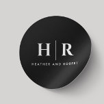 Einfache klassische Minimal-Klassik für die Hochze Runder Aufkleber<br><div class="desc">Mit unseren einfachen Classic Chic Classic Minimal Black Classic Round Stickers für Hochzeiten steigern Sie Ihre Hochzeitsdetails. Diese personalisierten Aufkleber mit den Initialen von Braut und Bräutigam verbinden klassische Eleganz mühelos mit minimalistischem Design. Das zeitlose Schwarz-Weiß-Farbschema fügt Ihrer Hochzeitsarbeit eine Touch von Raffinesse hinzu und sorgt dafür, dass jedes Detail...</div>