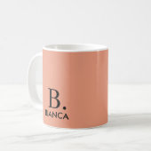 Einfache Korallenrosa-Minimalmonogramm Kaffeetasse (Vorderseite Links)