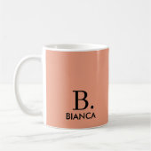 Einfache Korallenrosa-Minimalmonogramm Kaffeetasse (Links)
