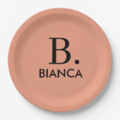 Einfache Korallenrosa-Minimalmonogramm Pappteller (Vorderseite)