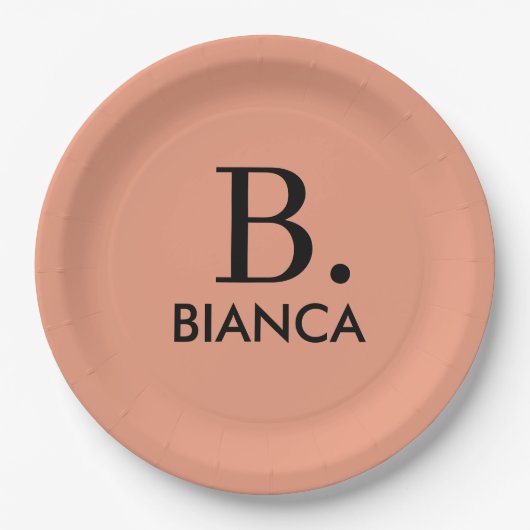 Einfache Korallenrosa-Minimalmonogramm Pappteller (Vorderseite)