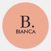 Einfache Korallenrosa-Minimalmonogramm Runder Aufkleber (Vorderseite)