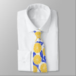Einfache Lemon-Scheiben Muster Blau Botanisch Krawatte<br><div class="desc">Diese stylische Nackenbinde zeichnet sich durch ein einfaches Illustrationsmuster aus gelben Zitronenscheiben und kobaltblauen Blumenformen aus. Tolle Geschenkidee!</div>