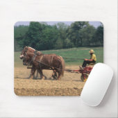 Einfache Leute des amischen Landes bei der Mousepad (Mit Mouse)