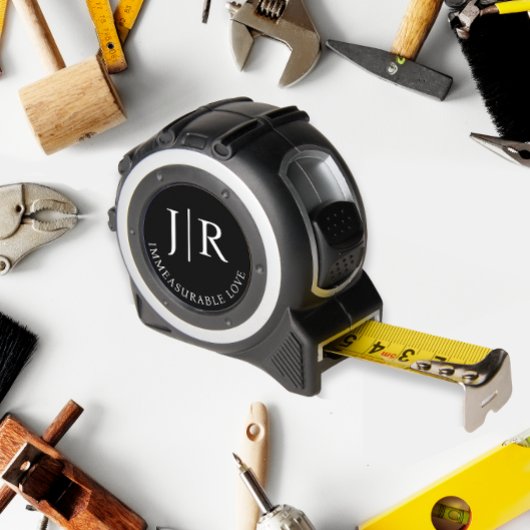 Einfache Liebe Schwarz-weißer Name Initialen Monog Maßband