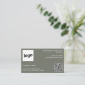 Einfache Logo- und Text-QR-Code-Seite Grün Visitenkarte (Stehend Vorderseite)