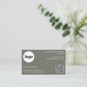 Einfache Logo- und Text-QR-Code-Seite Grün Visitenkarte (Stehend Vorderseite)