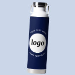 Einfache Logos und Text Business Navy Blue Trinkflasche<br><div class="desc">Einfaches Logo und benutzerdefiniertes Textdesign,  um die Markenloyalität zu fördern und Ihr kleines Unternehmen zu fördern. Ersetzen Sie das Logo durch Ihr eigenes,  und ändern oder löschen Sie den oberen und unteren Text,  um es anzupassen. Perfekt für Werbezwecke und für Mitarbeiter,  Kunden und Kunden.</div>