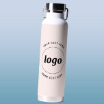 Einfache Logos und Text für Unternehmen - Rosa Far Trinkflasche<br><div class="desc">Einfaches Logo und benutzerdefiniertes Textdesign,  um die Markenloyalität zu fördern und Ihr kleines Unternehmen zu fördern. Ersetzen Sie das Logo durch Ihr eigenes,  und ändern oder löschen Sie den oberen und unteren Text,  um es anzupassen. Perfekt für Werbezwecke und für Mitarbeiter,  Kunden und Kunden.</div>