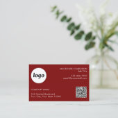Einfache Logos und Text QR Code Burgundy Red Visitenkarte (Stehend Vorderseite)