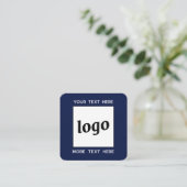 Einfache Logos und Text QR Code Navy Blue Quadratische Visitenkarte (Stehend Vorderseite)