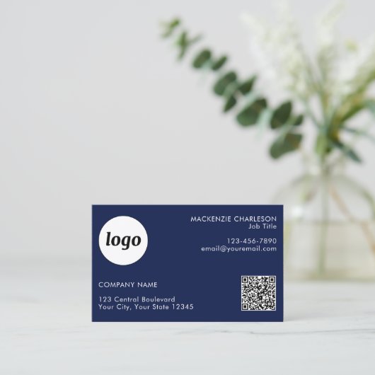 Einfache Logos und Text QR Code Navy Blue Visitenkarte (Stehend Vorderseite)