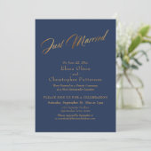 Einfache Marine & Gold Just Married Script Confett Einladung (Stehend Vorderseite)