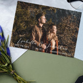 Einfache Minimal-One-Foto-Hochzeit im Bergwald Save The Date