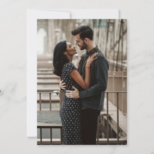 Einfache Minimal-Script Schwarz-Weiß-Foto-Hochzeit Einladung (Rückseite)