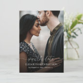 Einfache Minimal-Script Schwarz-Weiß-Foto-Hochzeit Save The Date (Stehend Vorderseite)