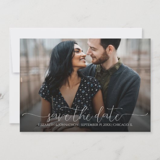 Einfache Minimal-Script Schwarz-Weiß-Foto-Hochzeit Save The Date (Vorderseite)