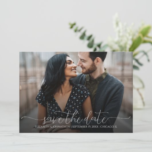 Einfache Minimal-Script Schwarz-Weiß-Foto-Hochzeit Save The Date (Stehend Vorderseite)