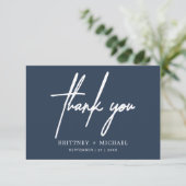 Einfache minimale moderne Script Dusty Navy Blue Dankeskarte (Stehend Vorderseite)