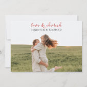 Einfache minimale rote Schrift mit Foto White Wedd Save The Date (Rückseite)