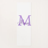 einfache minimale Zugabe Name Monogram Pink Rot Yogamatte (Rückseite)
