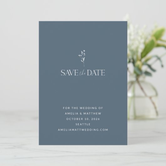 Einfache Minimalistische Dusky Blue Wedding Save The Date (Stehend Vorderseite)