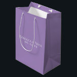 Einfache Minimalistische Elegant-Lavendel-Hochzeit Mittlere Geschenktüte<br><div class="desc">Einfache Minimalistische Elegante Lavendel Text Hochzeit Manchmal sind die einfachsten, schlichten Designs die elegantesten. Dieses moderne, minimalistische, textbasierte Design ist ideal, um den Fokus genau dort zu lenken, wo man ihn gewollt hat. Wir haben hier einen weichen Lavendelhintergrund gewählt, aber Sie können alle Farben und Schriftart anpassen, um es einzigartig...</div>