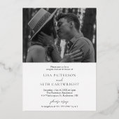 Einfache Minimalistische Foto Paare Dusche Gold Folieneinladung (Rückseite)