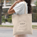 Einfache Minimalistische Logo-Werbeaktion Tragetasche<br><div class="desc">Mit der Swag Tote Bag, der Swag Tote Bag, machen Sie auf Ihrer nächsten Messe einen bleibenden Eindruck. Diese vielseitige und praktische Tasche ist der perfekte Werbeartikel, um Ihre Marke zu präsentieren und eine Aussage zu machen. Passen Sie diese Tasche mit Ihrem Firmenlogo und Ihrer Website an, damit die Besucher...</div>
