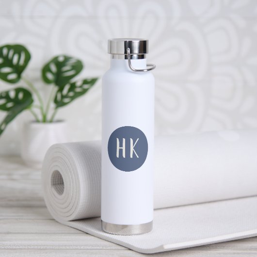 Einfache Minimalistische moderne Blaue Mit Monogra Trinkflasche (Yoga)
