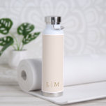 Einfache Minimalistische Monogram, Rosa Rosa Trinkflasche<br><div class="desc">Einfache,  rosa und goldene Wasserflasche mit modernem und dennoch elegantem Design mit zwei Buchstaben Monogramm in einem klassischen Serif-Schriftart. Ein minimalistisches Design,  das elegant und stilvoll wirkt.</div>