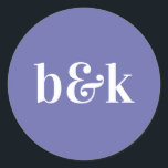 Einfache Minimalistische Monogramminitials Lila Ho Runder Aufkleber<br><div class="desc">Modernes,  minimalistisches,  einfaches Hochzeitsdesign mit großen,  fetten Briefen in orangefarbenen Tönen: SEHR PERI,  lila (Farbe,  Schriftart,  Text,  Größe kann geändert werden).  Mit Datum und Braut und Bräutigam Monogramm (Initialen).  Sticker / Siegel für Hochzeitseinladung Umschläge. Ideal für das junge Paar für Herbst/Herbst Hochzeit.</div>