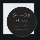 Einfache Minimalistische Runde Save The Date<br><div class="desc">Kann vollständig an Ihre Bedürfnisse angepasst werden, um Ihren Anzug zu erfüllen. © Gorjo Designs. Made for you via Zazzle Plattform. // Sie suchen passende Artikel? Andere Schreibwaren aus dem Set, die im Bereich "Sammlungen" meines Ladens erhältlich sind. // Benötigen Sie Hilfe bei der Anpassung Ihres Designs? Andere Ideen got?...</div>