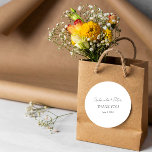 Einfache Minimalistische Schwarz-Weiß-Hochzeit Vie Runder Aufkleber<br><div class="desc">Mit unseren Minimalistischen Black & White Wedding Dankeschön an die klassischen Round Stickers. Diese eleganten Aufkleber bieten ein elegantes Design, um Ihre Wertschätzung auf stilvolle Weise zum Ausdruck zu bringen. Ideal, um Ihre Gastgeschenke Hochzeiten oder Dankeschön-Noten mit einer persönlichen Touch zu versehen. Mit diesen schicken Aufklebern lassen sich Ihre Dankesgesten...</div>