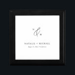 Einfache Minimalistische Schwarz-Weiß-Hochzeitsmon Erinnerungskiste<br><div class="desc">Suchen Sie eine einfache und elegante Art, Ihre Hochzeitskuchen zu lagern? Karo diese einfache Minimalistische Black & White Wedding Monogram Geschenkboxen heraus. Diese Geschenkboxen mit ihrem sauberen und modernen Design ist ideal für Neuvermählte, Jubiläumsfeiern oder sogar Brautpartys. Das Schwarz-Weiß-Farbschema und das minimalistische Monogramm machen es zu einem zeitlosen und raffinierten...</div>