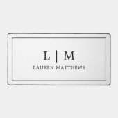 Einfache Minimalistische Schwarz-weiße Monogramm M Schreibtischunterlage (Vorderseite)