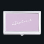 Einfache Minimalistische Skriptbezeichnung in Lave Visitenkarten Dose<br><div class="desc">Dieses stilvolle,  individuelle Business Card Case zeichnet sich durch ein minimalistisches Design Ihres Namens in einem wunderschönen,  handgeschriebenen Schriftsatz aus,  der auf einem pastellfarbenen lila lila Hintergrund weiß ist. Tolle Geschenkidee!</div>