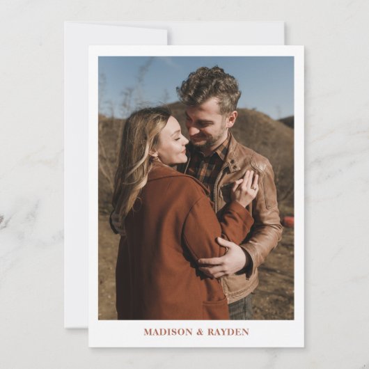 Einfache Minimalistische Terracotta Bold Script We Einladung (Rückseite)