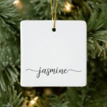 Einfache Minimalistische White Monogram Name Scrip Keramikornament<br><div class="desc">Girly Minimalistisch Simple Clean White Monogram Name Script Custom Personalisiert Keramik Ornament. Diese Design mit Ihrem Vornamen in einem hübschen handgeschriebenen Stil Swash Schwanz Schriftart Signatur Typografie (oder Kalligrafie) schwarze Skript auf weißem Hintergrund. Diese sind einfach zu anpassen. Große stilvolle feminine Hauswärmeschenke, auch zum Geburtstag, Muttertag, süße 16 Geburtstagsfeier, Hochzeit,...</div>