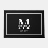 Einfache Mit Monogramm Schwarz-weiße Familienname Fußmatte (Vorderseite)