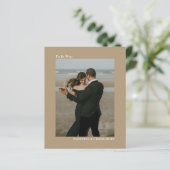 Einfache Mocha Tan BUDGET Hochzeit Foto Einladung (Stehend Vorderseite)