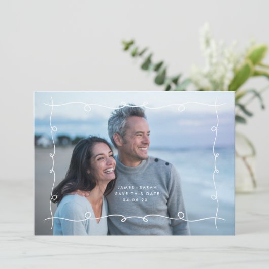Einfache MoDeRN MINIMAL-Wirbel Foto-Hochzeit Save The Date (Stehend Vorderseite)